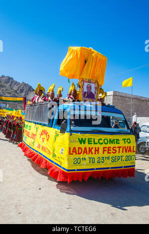 Ladakhi Menschen mit traditionellen Kostümen beteiligt sich an der Ladakh Festival in Leh, Indien Stockfoto