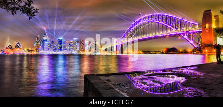 Waterfront der Stadt Sydney CBD um Circular Quay und den Rocks mit hellen Bogen der Sydney Hafen Brücke über den Hafen von Kirribi Stockfoto