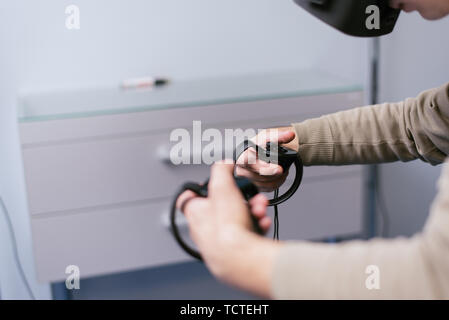 3D-Betrieb mit Brille der Virtuellen Realität. Die Studenten der Medizinischen Universität führt den Vorgang in der Virtualität. Technologien der Zukunft Stockfoto