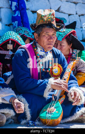 Ladakhi Menschen mit traditionellen Kostümen beteiligt sich an der Ladakh Festival in Leh, Indien Stockfoto