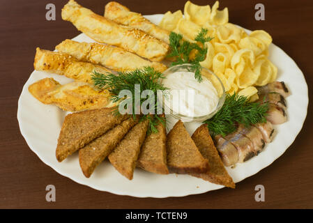 Mit Vorspeisen, paniermehl Platte. Zwieback, falsche Bier essen auf einem Teller mit Soße. Stockfoto