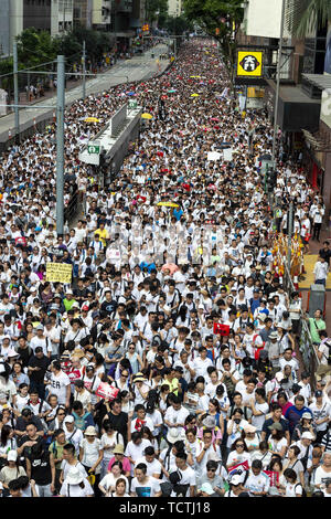 Hongkong, China. 9. Juni, 2019. Eine Vielzahl von Demonstranten ihren Weg durch Admiralität auf dem Weg zum Regierungsgebäude während eines von Hong Kongs größten Proteste, als Hunderttausende von Menschen der glühenden Straßen von Hong Kong am Sonntag in einem ungeheuren Protest gegen einen Plan der Regierung zu Auslieferungen auf dem Festland China ermöglichen. Credit: Jayne Russell/ZUMA Draht/Alamy leben Nachrichten Stockfoto