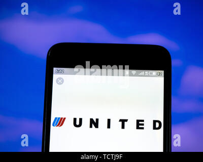 Kiew, Ukraine. 8. Juni 2019. In diesem Foto Illustration der United Airlines Logo wird auf dem Smartphone angezeigt. Quelle: Igor Golovniov/SOPA Images/ZUMA Draht/Alamy leben Nachrichten Stockfoto