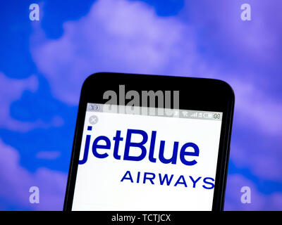 Kiew, Ukraine. 8. Juni 2019. In diesem Foto Illustration der JetBlue Airways Logo wird auf dem Smartphone angezeigt. Quelle: Igor Golovniov/SOPA Images/ZUMA Draht/Alamy leben Nachrichten Stockfoto