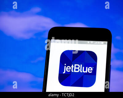 Kiew, Ukraine. 8. Juni 2019. In diesem Foto Illustration der JetBlue Airways Logo wird auf dem Smartphone angezeigt. Quelle: Igor Golovniov/SOPA Images/ZUMA Draht/Alamy leben Nachrichten Stockfoto