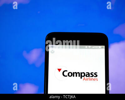 Kiew, Ukraine. 8. Juni 2019. In diesem Foto Illustration der Kompass Airlines Logo wird auf dem Smartphone angezeigt. Quelle: Igor Golovniov/SOPA Images/ZUMA Draht/Alamy leben Nachrichten Stockfoto