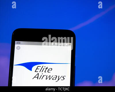 Kiew, Ukraine. 8. Juni 2019. In diesem Foto, Illustration die Elite Airways Logo wird auf dem Smartphone angezeigt. Quelle: Igor Golovniov/SOPA Images/ZUMA Draht/Alamy leben Nachrichten Stockfoto