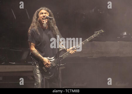 Nürnberg, Deutschland. 09 Juni, 2019. Tom Araya, Sänger und Bassist der US-amerikanischen Metal-Band Slayer, ist auf der Bühne des Open Air Festival "Rock im Park". Das Festival fand vom 7. bis 9. Juni. Credit: Daniel Karmann/dpa/Alamy leben Nachrichten Stockfoto