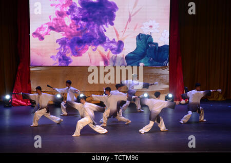 Vientiane, Laos. 9. Juni, 2019. Eine Gruppe von Kung Fu Meister während der "Nacht der chinesischen Kultur und Tourismus", ein wichtiges Ereignis des Jahres 2019 Besuchen Sie Laos-China, Vientiane, Laos, 9. Juni 2019. Die "Nacht der chinesischen Kultur und Tourismus", ein wichtiges Ereignis des Jahres 2019 Besuchen Sie Laos-China, wurde an der Nationalen Kulturellen Halle in der laotischen Hauptstadt Vientiane am Sonntag statt. Die Veranstaltung wurde von fast 1.200 Gäste, darunter Vertreter aus China und Laos besucht. Credit: Chanthaphaphone Mixayboua/Xinhua/Alamy leben Nachrichten Stockfoto