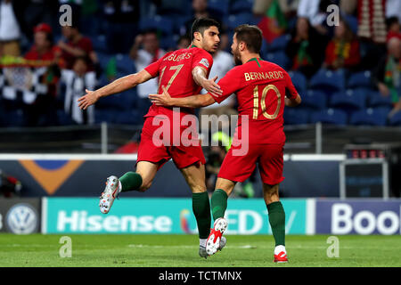 Porto, Portugal. 9. Juni, 2019. Goncalo Guedes (L) von Portugal feiert mit seinen Mannschaftskameraden Bernardo Silva, nachdem er ein Ziel während der UEFA Nationen League Fußballspiel zwischen Portugal und den Niederlanden, im Dragao Stadion in Porto, Portugal, am 9. Juni 2019. Credit: Pedro Fiuza/Xinhua/Alamy leben Nachrichten Stockfoto