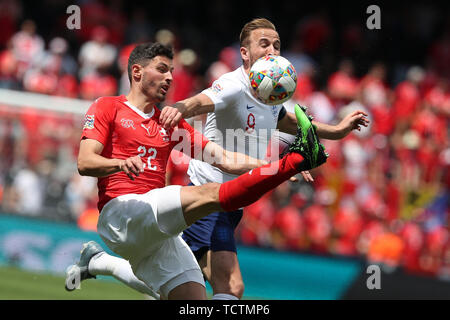 Guimaraes, Portugal. 9. Juni, 2019. Fabian Schar (L) der Schweiz Mias mit Harry Kane (R) von England während der UEFA Nationen Liga Platz 3 Fußball-Spiel zwischen der Schweiz und England, im Dom Afonso Henriques Stadium in Guimaraes, Portugal, am 9. Juni 2019. Credit: Pedro Fiuza/Xinhua/Alamy leben Nachrichten Stockfoto