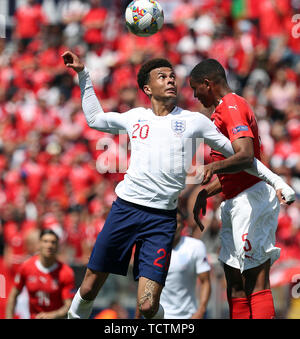 Guimaraes, Portugal. 9. Juni, 2019. Dele Alli (L) von England leitet den Ball mit Manuel Akanji (R) in der Schweiz bei der UEFA Nationen Liga Platz 3 Fußball-Spiel zwischen der Schweiz und England, im Dom Afonso Henriques Stadium in Guimaraes, Portugal, am 9. Juni 2019. Credit: Pedro Fiuza/Xinhua/Alamy leben Nachrichten Stockfoto