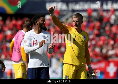 Guimaraes, Portugal. 9. Juni, 2019. Jordan Pickford (R) von England feiert den Sieg nach der UEFA Nationen Liga Platz 3 Fußball-Spiel zwischen der Schweiz und England, im Dom Afonso Henriques Stadium in Guimaraes, Portugal, am 9. Juni 2019. Credit: Pedro Fiuza/Xinhua/Alamy leben Nachrichten Stockfoto