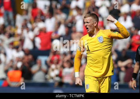 Guimaraes, Portugal. 9. Juni, 2019. Jordan Pickford von England feiert den Sieg nach der UEFA Nationen Liga Platz 3 Fußball-Spiel zwischen der Schweiz und England, im Dom Afonso Henriques Stadium in Guimaraes, Portugal, am 9. Juni 2019. Credit: Pedro Fiuza/Xinhua/Alamy leben Nachrichten Stockfoto