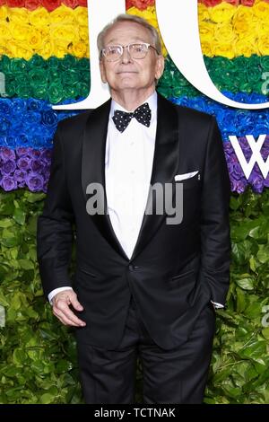 Bob Mackie bei der Ankunft für 73. jährlichen Tony Awards, Radio City Music Hall, Rockefeller Center, New York, NY, 9. Juni 2019. Foto: Jason Mendez/Everett Collection Stockfoto