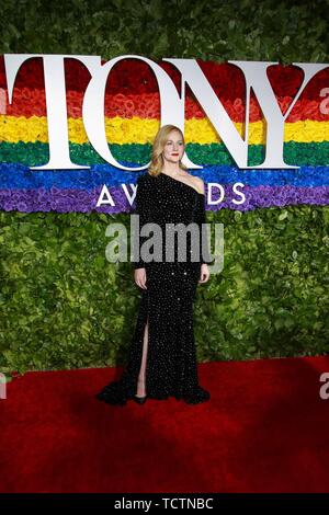 Laura Linney in der Ankunftshalle für 73rd jährlichen Tony Awards, Radio City Music Hall, Rockefeller Center, New York, NY, 9. Juni 2019. Foto: Jason Mendez/Everett Collection Stockfoto