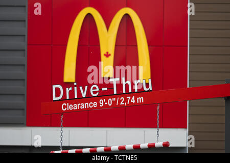 Richmond, British Columbia, Kanada. 4. Juni, 2019. Ein herbstanfang Zeichen an einem McDonald's Fast Food Restaurant. Credit: bayne Stanley/ZUMA Draht/Alamy leben Nachrichten Stockfoto
