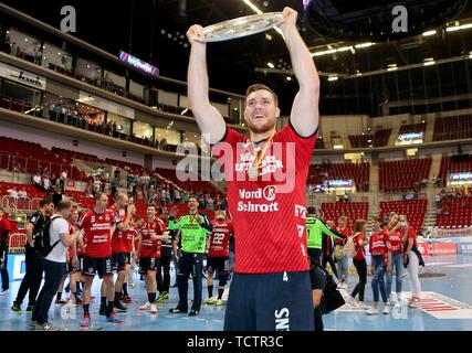 Düsseldorf, Deutschland. 09 Juni, 2019. firo: 09.06.2019, Handball, DKB Handball Bundesliga, Saison 2018/2019, Bergischer HC - SG FLENSBURG Handewitt, SG FLENSBURG Handewitt ist Deutscher Champion 2019, Schüssel, Meisterschaft, Cup, Jubel, Freude, Johannes Golla, SG FLENSBURG Handewitt, halb Abbildung, | Nutzung der weltweiten Kredit: dpa/Alamy leben Nachrichten Stockfoto