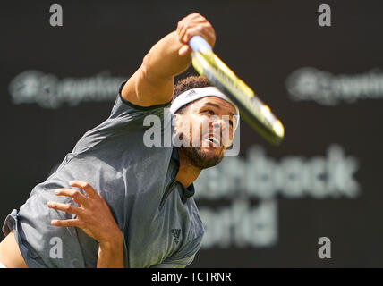 Stuttgart, Deutschland. 10 Juni, 2019. Jo-Wilfried Tsonga (FRA) in Aktion in seinem Match gegen Mischa Zverev (GER) im Tennis ATP Mercedes Öffnen auf Gras in Stuttgart, 10. Juni 2019. Credit: Peter Schatz/Alamy leben Nachrichten Stockfoto