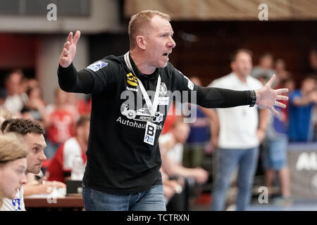 Frank Carstens (Coach, Trainer, GWD), gibt Anweisungen, gestikuliert, Gestikulieren mit den Armen, gibt Anweisungen, Gestikulieren, Einzelbild, Aktion, Aktion, 09.06.2019, Ludwigshafen am Rhein, Handball, DKB Bundesliga, TSG Ludwigshafen-Friesenheim (Eulen) - TSV GWD Minden | Verwendung weltweit Stockfoto