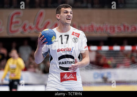 Aliaksandr Padshyvalau (GWD, 17), auf der Kugel, Single Shot, Aktion, Aktion, 09.06.2019, Ludwigshafen am Rhein, Handball, DKB Bundesliga, TSG Ludwigshafen-Friesenheim (Eulen) - TSV GWD Minden | Verwendung weltweit Stockfoto