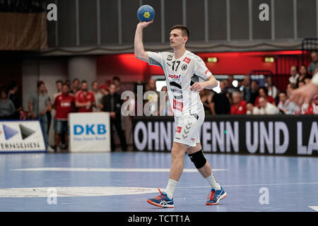 Aliaksandr Padshyvalau (GWD, 17), auf der Kugel, ausgeschnitten, vollen Körper, Einzelbild, Aktion, Aktion, 09.06.2019, Ludwigshafen am Rhein, Handball, DKB Bundesliga, TSG Ludwigshafen-Friesenheim (Eulen) - TSV GWD Minden | Verwendung weltweit Stockfoto