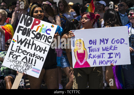 Los Angeles, Kalifornien, USA. 15 Mär, 2019. Die Teilnehmer halten Plakate hoch, während der LA Pride Parade in West Hollywood, Kalifornien. Die 49. jährliche Gay Pride Parade ein Musik Festival und eine Parade, die grossen Massen. Credit: Ronen Tivony/SOPA Images/ZUMA Draht/Alamy leben Nachrichten Stockfoto