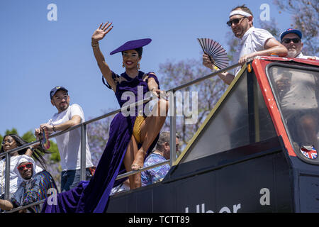 Los Angeles, Kalifornien, USA. 15 Mär, 2019. Die Teilnehmer an der LA Pride Parade in West Hollywood, Kalifornien. Die 49. jährliche Gay Pride Parade ein Musik Festival und eine Parade, die grossen Massen. Credit: Ronen Tivony/SOPA Images/ZUMA Draht/Alamy leben Nachrichten Stockfoto