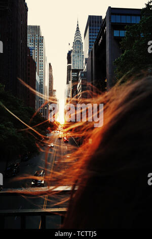 New York, USA. 9. Juni, 2019. Eine Frau beobachtet den Sonnenuntergang auf der 42nd Street in Manhattan, New York, USA, 9. Juni 2019. Credit: Li Muzi/Xinhua/Alamy leben Nachrichten Stockfoto