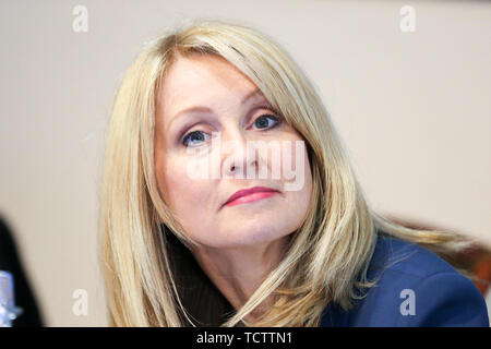 Westminster, London, UK, 10. Juni 2019 - Esther McVey MP, Kandidat für die Führung der Konservativen Partei und Premierminister zu werden an der Brügge Gruppe Veranstaltung ÒTaking wieder die Kontrolle über BritainÕs EU ExitÓ in Westminster. Die Brügge Gruppe ist ein Think Tank in Großbritannien, plädiert er für eine Umstrukturierung der britischen Beziehung mit der Europäischen Union und anderen europäischen Ländern. Credit: Dinendra Haria/Alamy leben Nachrichten Stockfoto