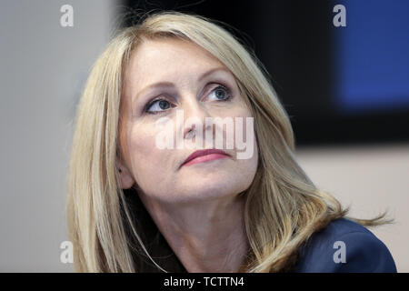 Westminster, London, UK, 10. Juni 2019 - Esther McVey MP, Kandidat für die Führung der Konservativen Partei und Premierminister zu werden an der Brügge Gruppe Veranstaltung ÒTaking wieder die Kontrolle über BritainÕs EU ExitÓ in Westminster. Die Brügge Gruppe ist ein Think Tank in Großbritannien, plädiert er für eine Umstrukturierung der britischen Beziehung mit der Europäischen Union und anderen europäischen Ländern. Credit: Dinendra Haria/Alamy leben Nachrichten Stockfoto