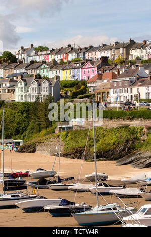 Ceredigion, UK. 10 Juni, 2019. UK Wetter: Wie viel von Eastern England erlebt schwere Regenfälle, Menschen sind, genießen Sie einen Tag an fantastischen Sonnenschein am Meer in New Quay, an der Küste von Ceredigion, West Wales. Credit: Keith Morris/Alamy leben Nachrichten Stockfoto