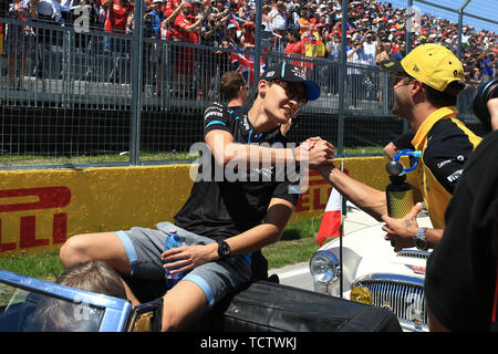 9. Juni 2019, Circuit Gilles Villeneuve, Montréal, Quebec, Kanada; Formel 1 Grand Prix von Kanada, Race Day; Renault Sport F1-Team, Daniel Ricciardo schüttelt Hände mit ROKiT Williams Racing, George Russell Stockfoto