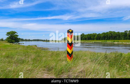 Reitwein, Deutschland. 09 Juni, 2019. Eine Grenze Säule steht auf der Bank von der deutsch-polnischen Grenze oder im Oderbruch im Landkreis Märkisch-Oderland. Foto: Patrick Pleul/dpa-Zentralbild/ZB/dpa/Alamy leben Nachrichten Stockfoto