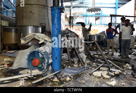 New Delhi, New Delhi. 10 Juni, 2019. Arbeiter sind am Ort der Explosion an der Pusilin Biotechnologie Private Limited in den Rozka Meo Industriegebiet im Norden Indiens Bundesstaat Haryana neben Neu Delhi, am 10. Juni 2019 gesehen. Die chinesische Botschaft in Indien am Montag bestätigte, dass zwei chinesische Ingenieure starb, als ein Kessel in einem pharma Gerät in der Nähe der indischen Hauptstadt am Sonntag explodierte. Ein indischer Arbeiter starb in den Vorfall. Credit: Zhang Naijie/Xinhua/Alamy leben Nachrichten Stockfoto