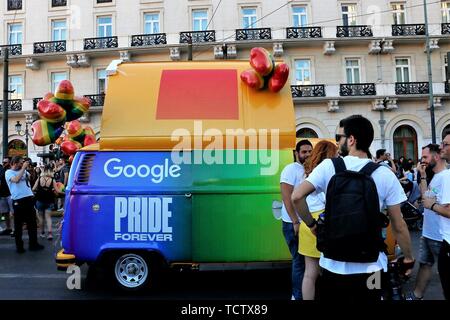 Athen, Griechenland. 8. Juni 2019. Einen van von Google gesponserten führt die Parade während der festival Athen Pride Festival 2019 wurde am Syntagma Platz mit vielen Menschen der LGBTQ verbinden die Ursache statt. Credit: Helen Paroglou/SOPA Images/ZUMA Draht/Alamy leben Nachrichten Stockfoto