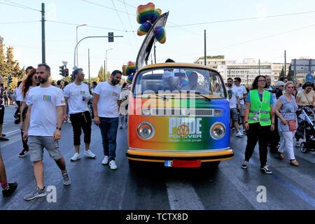 Athen, Griechenland. 8. Juni 2019. Einen van von Google gesponserten führt die Parade während der festival Athen Pride Festival 2019 wurde am Syntagma Platz mit vielen Menschen der LGBTQ verbinden die Ursache statt. Credit: Helen Paroglou/SOPA Images/ZUMA Draht/Alamy leben Nachrichten Stockfoto