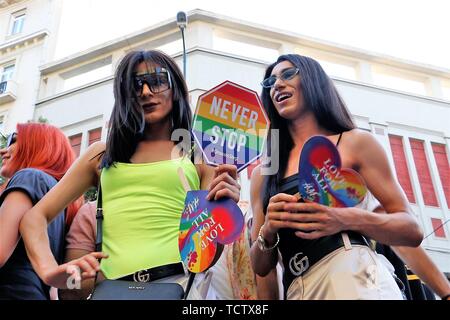 Athen, Griechenland. 8. Juni 2019. Zwei Frauen gesehen Plakate während des Festivals der Athener Pride Festival 2019 am Syntagma Platz mit vielen Menschen der LGBTQ verbinden die Ursache gehalten wurde. Credit: Helen Paroglou/SOPA Images/ZUMA Draht/Alamy leben Nachrichten Stockfoto