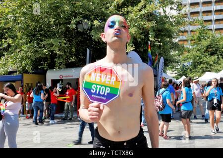 Athen, Griechenland. 8. Juni 2019. Ein schwuler Mann hält ein Schild mit der Aufschrift "Never Stop" während des Festivals der Athener Pride Festival 2019 wurde am Syntagma Platz mit vielen Menschen der LGBTQ verbinden die Ursache statt. Credit: Helen Paroglou/SOPA Images/ZUMA Draht/Alamy leben Nachrichten Stockfoto