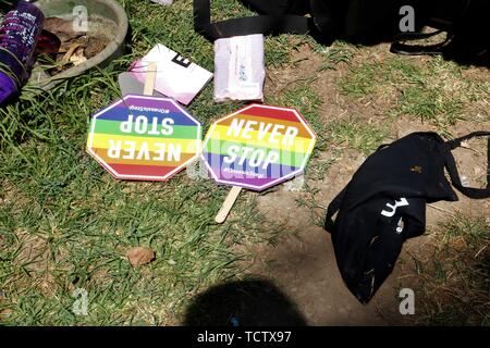 Athen, Griechenland. 8. Juni 2019. ''Nie stoppen'' Plakate während des Festivals gesehen. Die Athen Pride Festival 2019 am Syntagma Platz mit vielen Menschen der LGBTQ verbinden die Ursache gehalten wurde. Credit: Helen Paroglou/SOPA Images/ZUMA Draht/Alamy leben Nachrichten Stockfoto