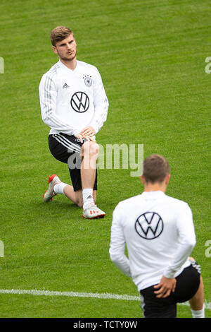 Mainz, Deutschland. 10 Juni, 2019. Fußball: Nationalmannschaft, Deutschland vor dem EM-Qualifikationsspiel gegen Estland. Timo Werner () top l) erstreckt sich während des Trainings. Credit: Marius Becker/dpa/Alamy leben Nachrichten Stockfoto