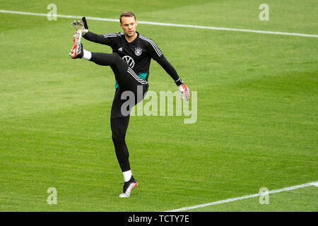 Mainz, Deutschland. 10 Juni, 2019. Fußball: Nationalmannschaft, Deutschland vor dem EM-Qualifikationsspiel gegen Estland. Torhüter Manuel Neuer erwärmt sich während des Trainings. Credit: Marius Becker/dpa/Alamy leben Nachrichten Stockfoto