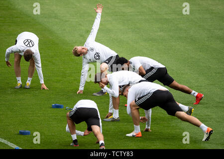 Mainz, Deutschland. 10 Juni, 2019. Fußball: Nationalmannschaft, Deutschland vor dem EM-Qualifikationsspiel gegen Estland. Julian Brandt (2. von links) erstreckt sich während des Trainings. Credit: Marius Becker/dpa/Alamy leben Nachrichten Stockfoto