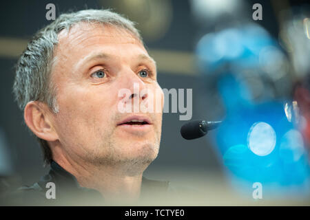 Mainz, Deutschland. 10 Juni, 2019. Fußball: Nationalmannschaft, vor dem EM-Qualifikationsspiel Deutschland gegen Estland. Estnische Trainer Martin Reim schaut in die Runde, während einer Pressekonferenz. Credit: Marius Becker/dpa/Alamy leben Nachrichten Stockfoto