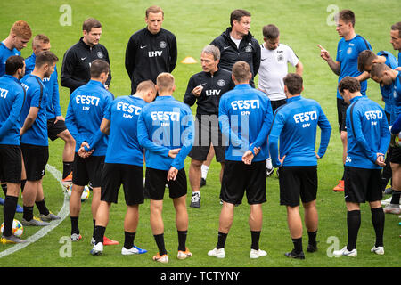 Mainz, Deutschland. 10 Juni, 2019. Fußball: Nationalmannschaft, vor dem EM-Qualifikationsspiel gegen Estland. Estnische Trainer Martin Reim (M) spricht zu den Spielern während des Trainings. Credit: Marius Becker/dpa/Alamy leben Nachrichten Stockfoto