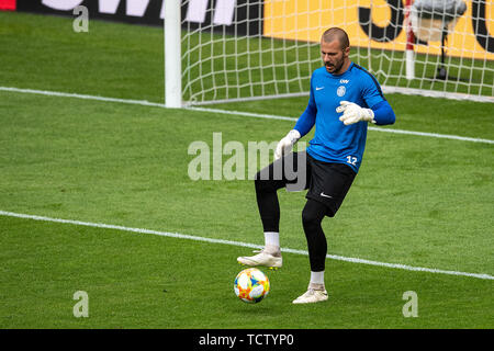 Mainz, Deutschland. 10 Juni, 2019. Fußball: Nationalmannschaft, vor dem EM-Qualifikationsspiel gegen Estland. Estnische Torwart Sergej Lepmets spielt den Ball während des Trainings. Credit: Marius Becker/dpa/Alamy leben Nachrichten Stockfoto