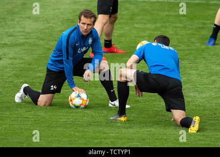 Mainz, Deutschland. 10 Juni, 2019. Fußball: Nationalmannschaft, vor dem EM-Qualifikationsspiel gegen Estland. Estlands Konstantin Vassiljev (l) erstreckt sich während des Trainings. Credit: Marius Becker/dpa/Alamy leben Nachrichten Stockfoto