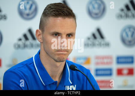 Mainz, Deutschland. 10 Juni, 2019. Fußball: Nationalmannschaft, vor dem EM-Qualifikationsspiel gegen Estland. Estlands Karol Mets schaut in die Runde, während einer Pressekonferenz. Credit: Marius Becker/dpa/Alamy leben Nachrichten Stockfoto