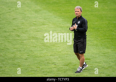 Mainz, Deutschland. 10 Juni, 2019. Fußball: Nationalmannschaft, vor dem EM-Qualifikationsspiel gegen Estland. Estnische Trainer Martin Reim folgt die Ausbildung von seinem Team. Credit: Marius Becker/dpa/Alamy leben Nachrichten Stockfoto