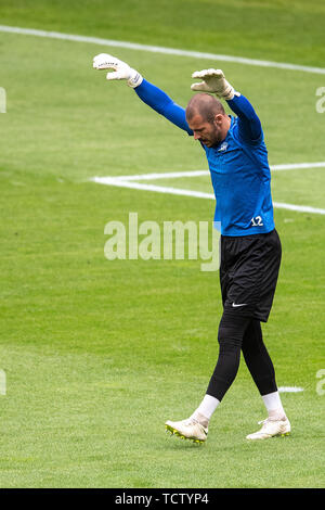 Mainz, Deutschland. 10 Juni, 2019. Fußball: Nationalmannschaft, vor dem EM-Qualifikationsspiel gegen Estland. Estnische Torwart Sergej Lepmets erstreckt sich während des Trainings. Credit: Marius Becker/dpa/Alamy leben Nachrichten Stockfoto